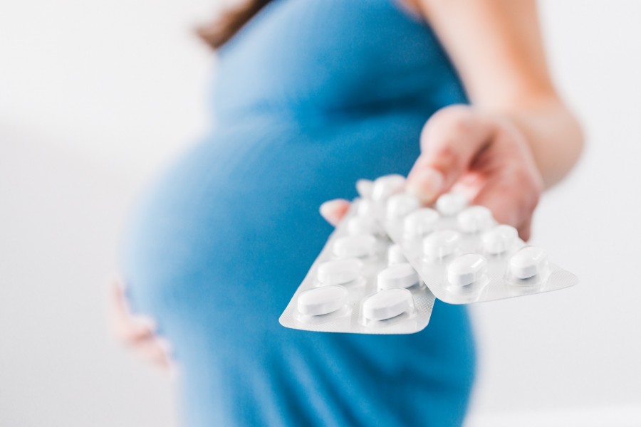 Quelles sont les recommandations du CRAT concernant l'utilisation de médicaments chez les femmes enceintes ?