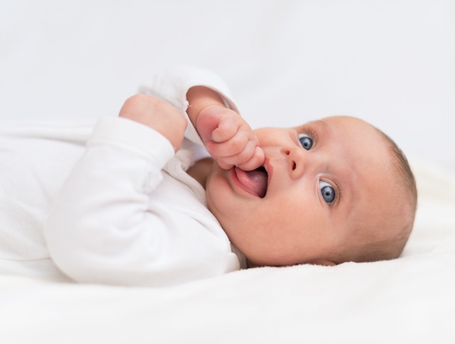 Tirer la langue peut être le signe d’un reflux gastro-œsophagien chez les bébés